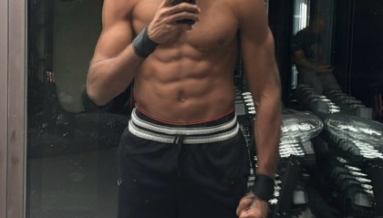 戈贝尔展示全新光头造型，前队友唐斯以法语幽默调侃：兄弟这是彻底秃了？