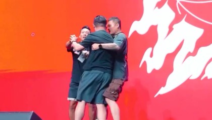 詹姆斯中国行幕后：球迷冲台遭劝阻 巨星报以苦笑